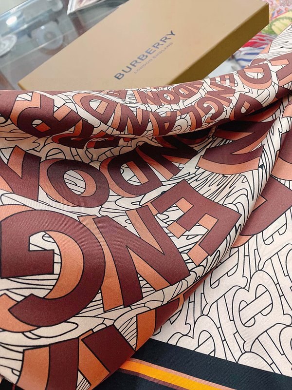 버버리 플로럴 스퀘어 스카프 [매장가 260만원대]