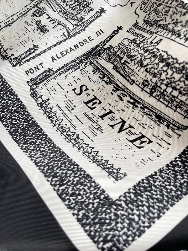 디올 파리지도 스카프 [매장가 350만원대]