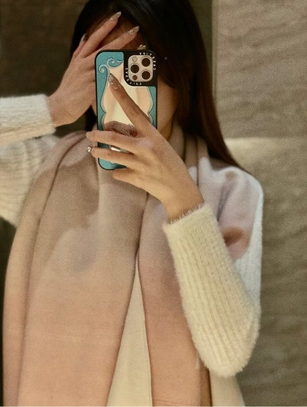 샤넬 그라데이션 문자 스카프 [매장가 350만원대]