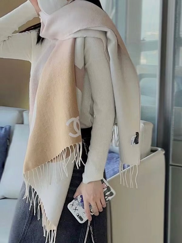 샤넬 그라데이션 문자 스카프 [매장가 350만원대]