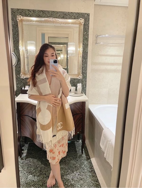 샤넬 그라데이션 문자 스카프 [매장가 350만원대]