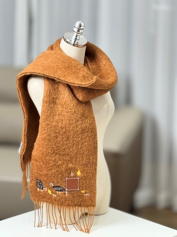 로에베 뿔닭 자수 무늬 스카프 [매장가 350만원대]