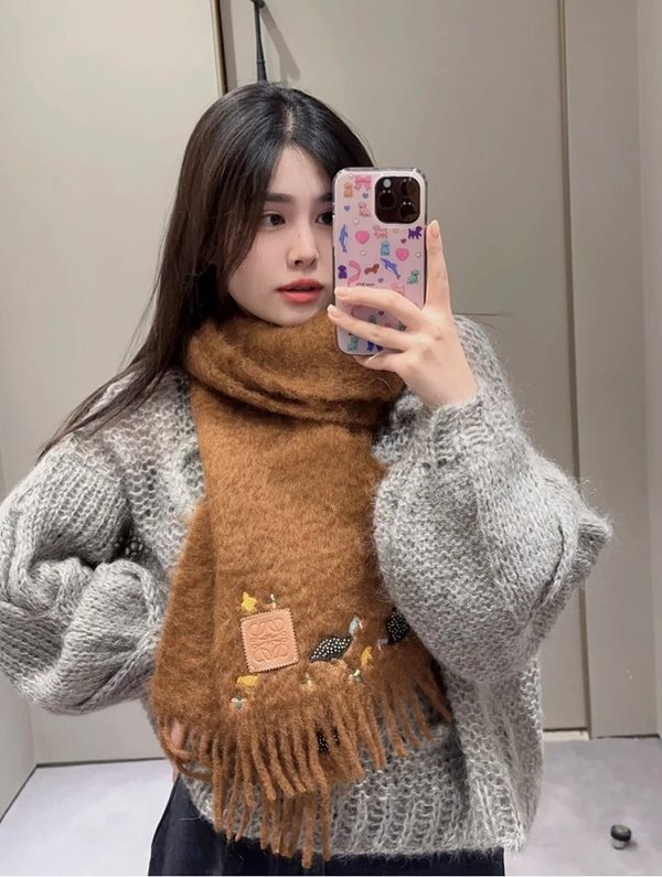 로에베 뿔닭 자수 무늬 스카프 [매장가 350만원대]