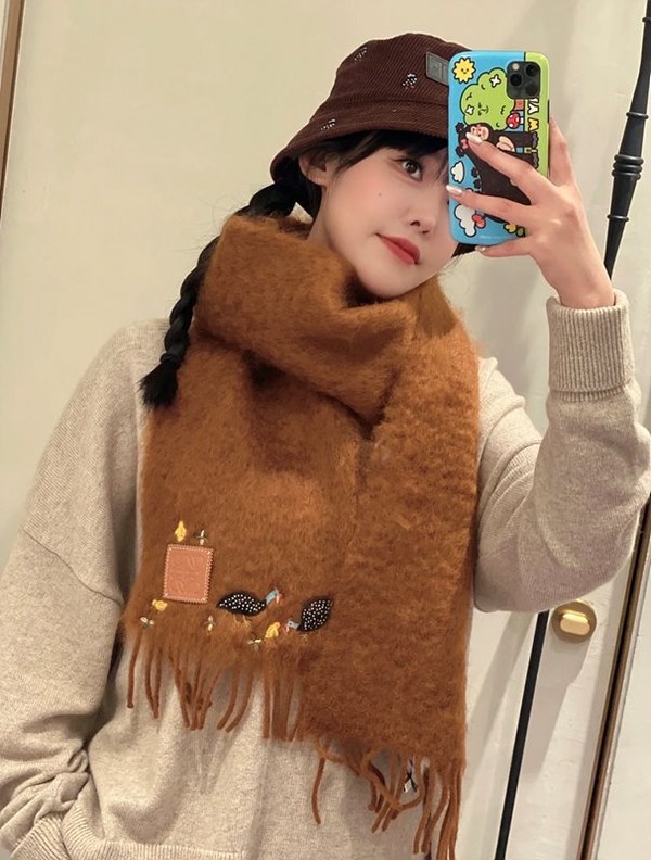 로에베 뿔닭 자수 무늬 스카프 [매장가 350만원대]