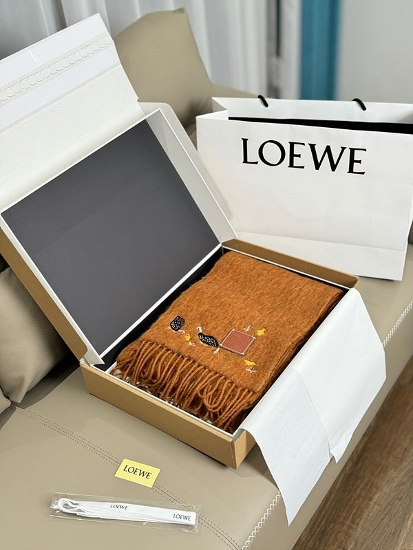 로에베 뿔닭 자수 무늬 스카프 [매장가 350만원대]