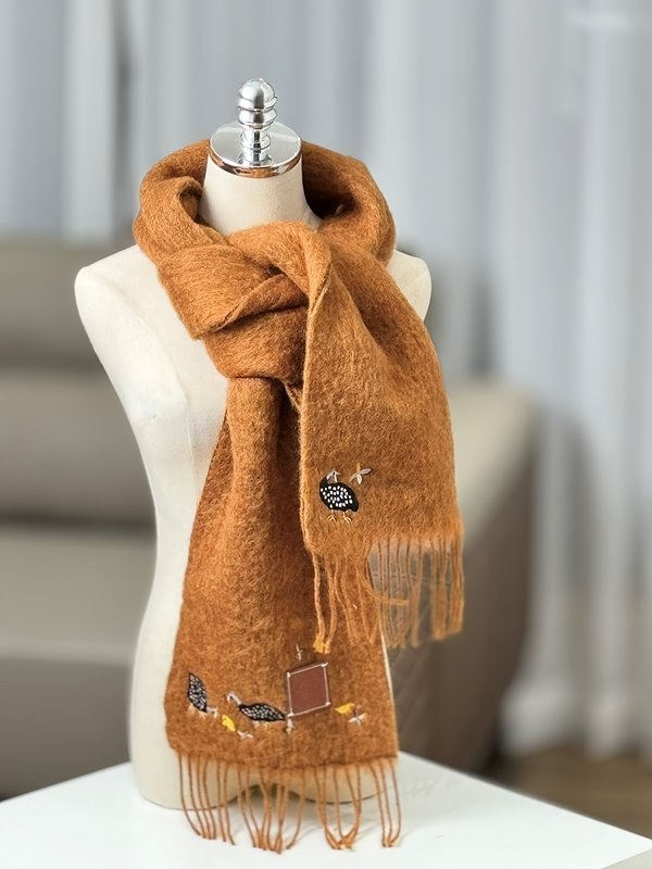 로에베 뿔닭 자수 무늬 스카프 [매장가 350만원대]