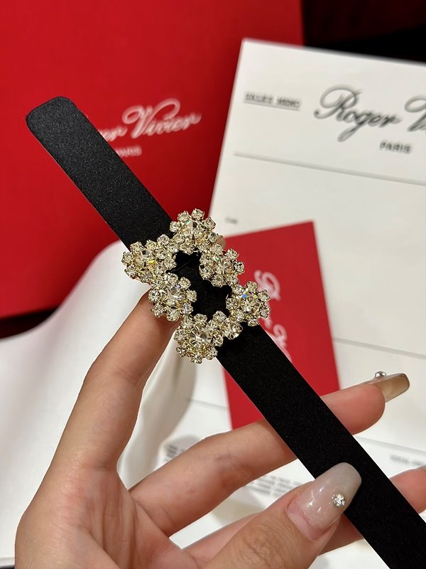 로저비비에 플라워 스트라스 버클 벨트 [매장가 123만원대]