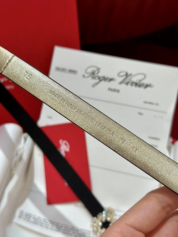 로저비비에 플라워 스트라스 버클 벨트 [매장가 123만원대]