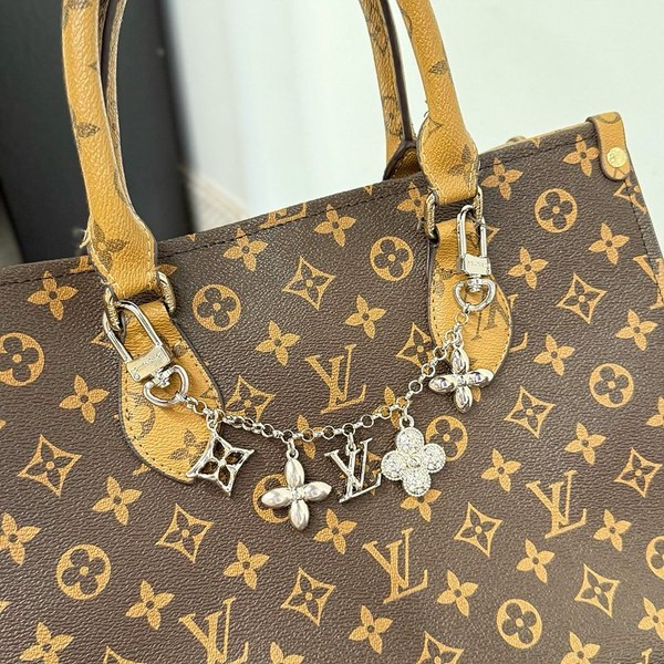 루이비통 스프링 스트리트 스트라스 체인백 참 2color [매장가 100만원대]