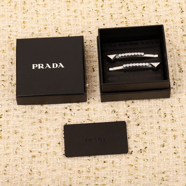 프라다 장식이 있는 브라스 헤어 클립 [매장가 99만원대]