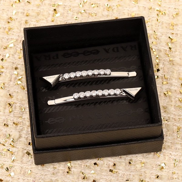 프라다 장식이 있는 브라스 헤어 클립 [매장가 99만원대]