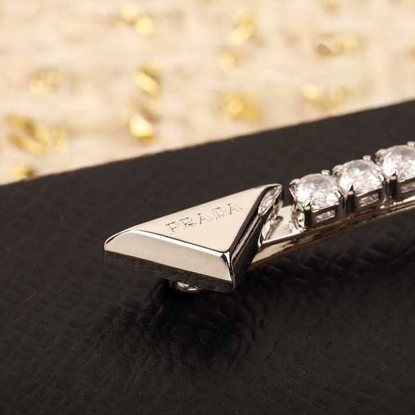 프라다 장식이 있는 브라스 헤어 클립 [매장가 99만원대]