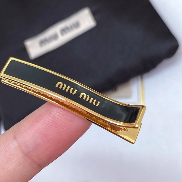 미우미우 에나멜 메탈 헤어 클립 2color [매장가 69만원대]