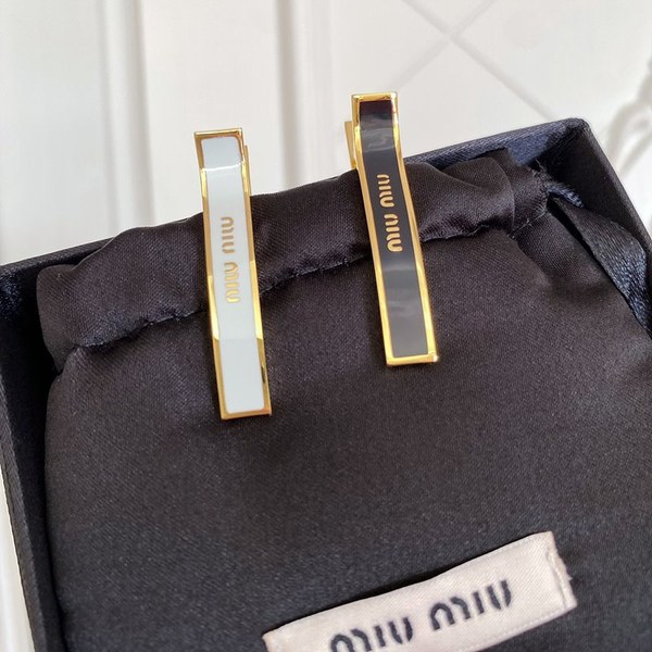 미우미우 에나멜 메탈 헤어 클립 2color [매장가 69만원대]