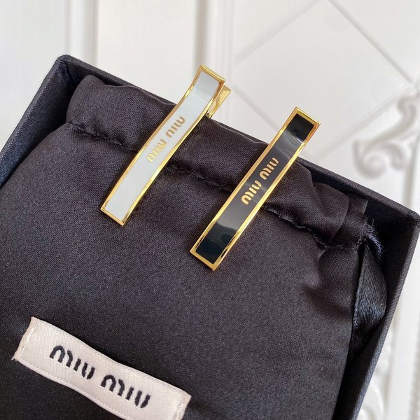 미우미우 에나멜 메탈 헤어 클립 2color [매장가 69만원대]