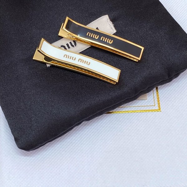 미우미우 에나멜 메탈 헤어 클립 2color [매장가 69만원대]
