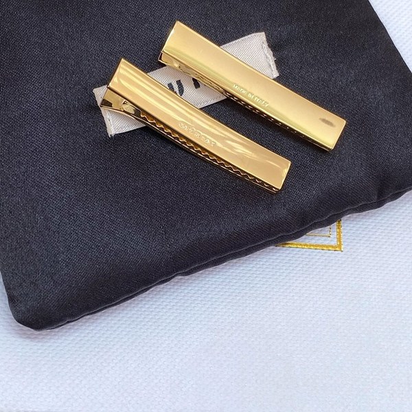 미우미우 에나멜 메탈 헤어 클립 2color [매장가 69만원대]