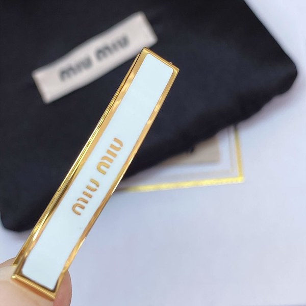 미우미우 에나멜 메탈 헤어 클립 2color [매장가 69만원대]
