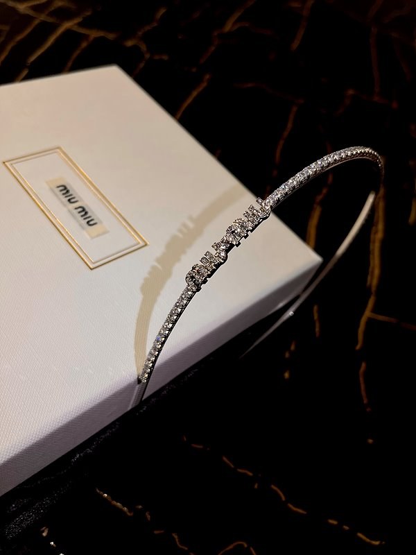 미우미우 크리스털 장식 메탈 헤드밴드 [매장가 103만원대
