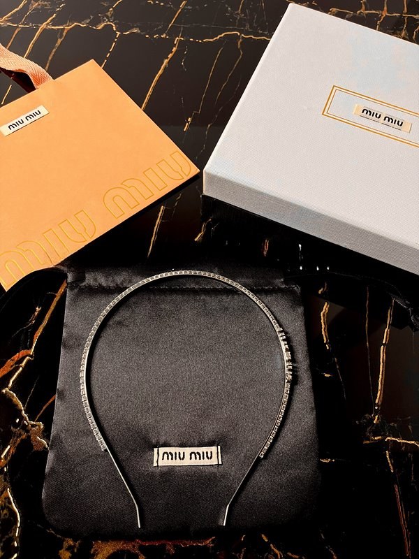 미우미우 크리스털 장식 메탈 헤드밴드 [매장가 103만원대
