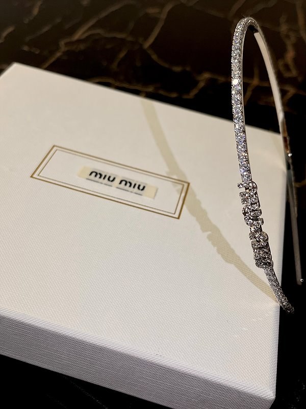 미우미우 크리스털 장식 메탈 헤드밴드 [매장가 103만원대
