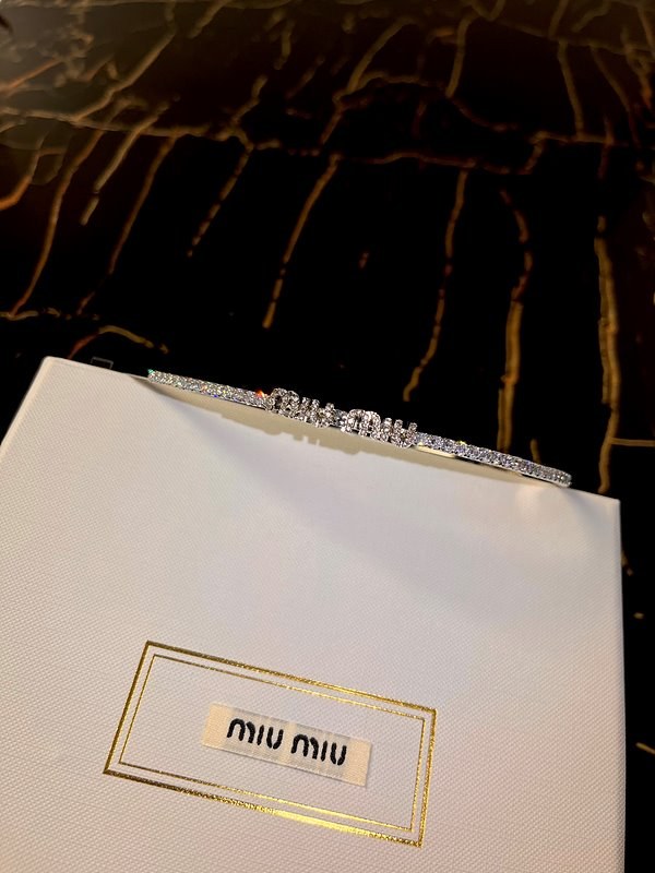 미우미우 크리스털 장식 메탈 헤드밴드 [매장가 103만원대