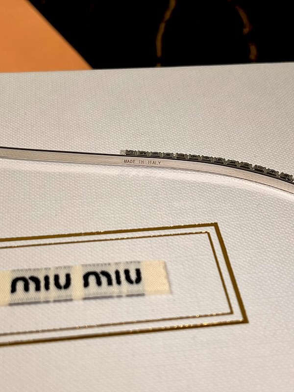 미우미우 크리스털 장식 메탈 헤드밴드 [매장가 103만원대