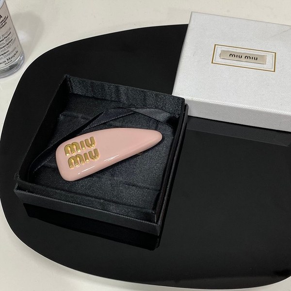 미우미우 페이던트 가죽 헤어 클립 [매장가 54만원대]