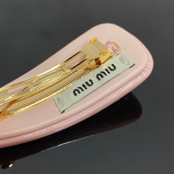 미우미우 페이던트 가죽 헤어 클립 [매장가 54만원대]