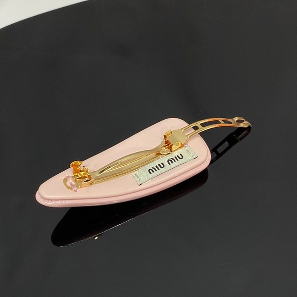 미우미우 페이던트 가죽 헤어 클립 [매장가 54만원대]