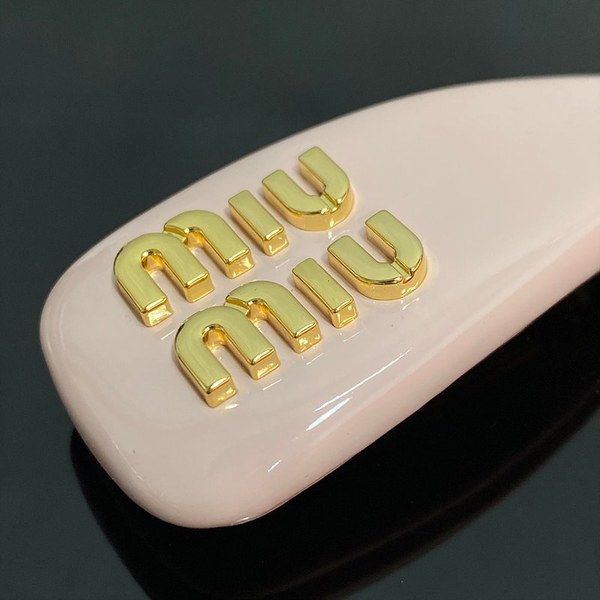 미우미우 페이던트 가죽 헤어 클립 [매장가 54만원대]