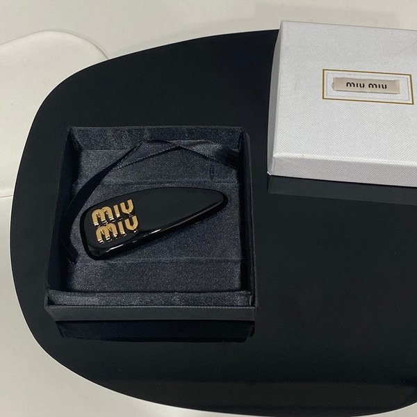 미우미우 페이던트 가죽 헤어 클립 [매장가 54만원대]