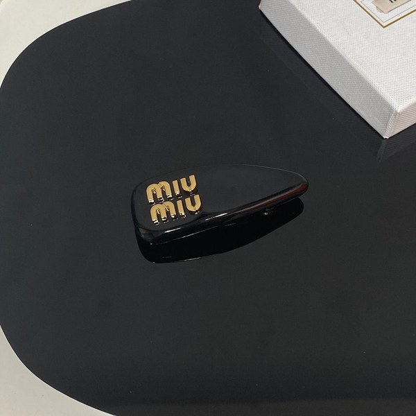 미우미우 페이던트 가죽 헤어 클립 [매장가 54만원대]