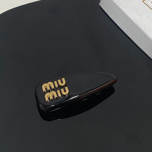 미우미우 페이던트 가죽 헤어 클립 [매장가 54만원대]