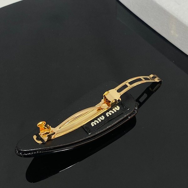 미우미우 페이던트 가죽 헤어 클립 [매장가 54만원대]