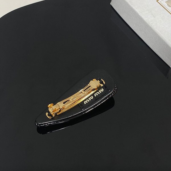 미우미우 페이던트 가죽 헤어 클립 [매장가 54만원대]