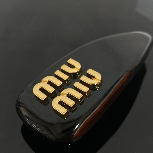 미우미우 페이던트 가죽 헤어 클립 [매장가 54만원대]