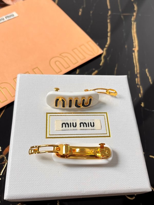 미우미우 플렉시글라스와 메탈 헤어 클립 [매장가 90만원대]