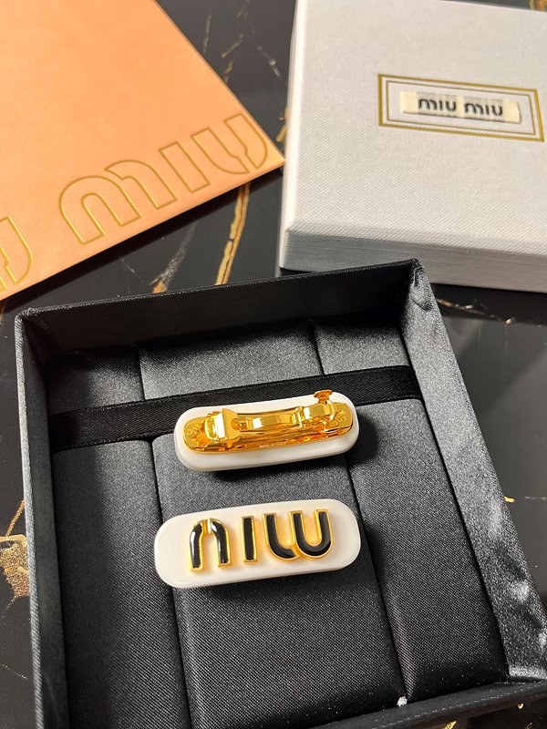 미우미우 플렉시글라스와 메탈 헤어 클립 [매장가 90만원대]
