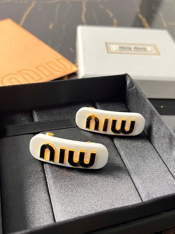 미우미우 플렉시글라스와 메탈 헤어 클립 [매장가 90만원대]