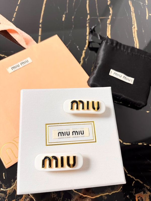 미우미우 플렉시글라스와 메탈 헤어 클립 [매장가 90만원대]