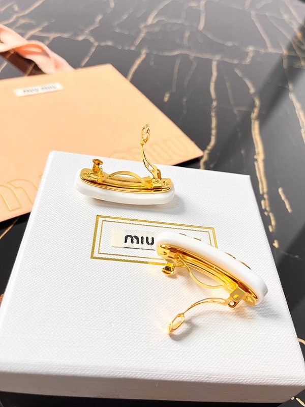 미우미우 플렉시글라스와 메탈 헤어 클립 [매장가 90만원대]
