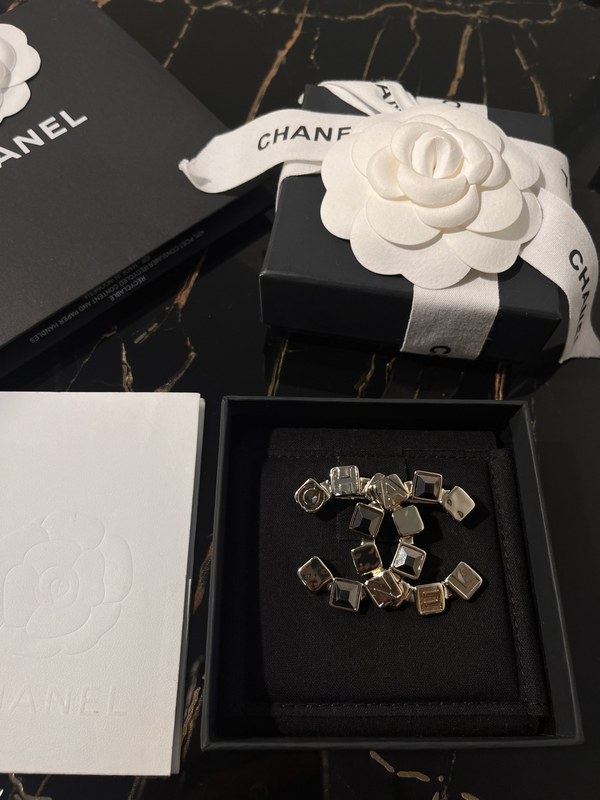 샤넬 슈가큐브 브로치 [매장가 180만원대]