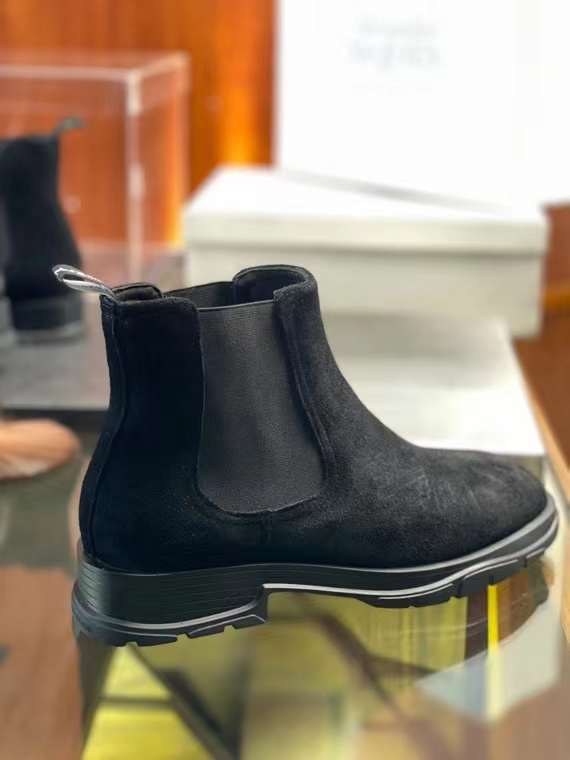 알렉산더맥퀸 2024 슬림 트레드솔 첼시 부츠