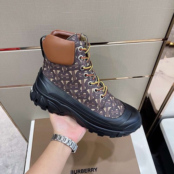 버버리 2022  컨트라스트 솔 모노그램 프린트 레더 부츠