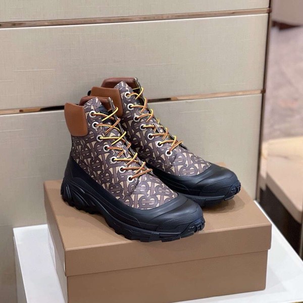 버버리 2022  컨트라스트 솔 모노그램 프린트 레더 부츠