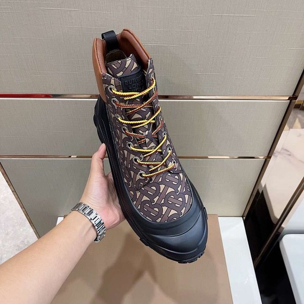 버버리 2022  컨트라스트 솔 모노그램 프린트 레더 부츠