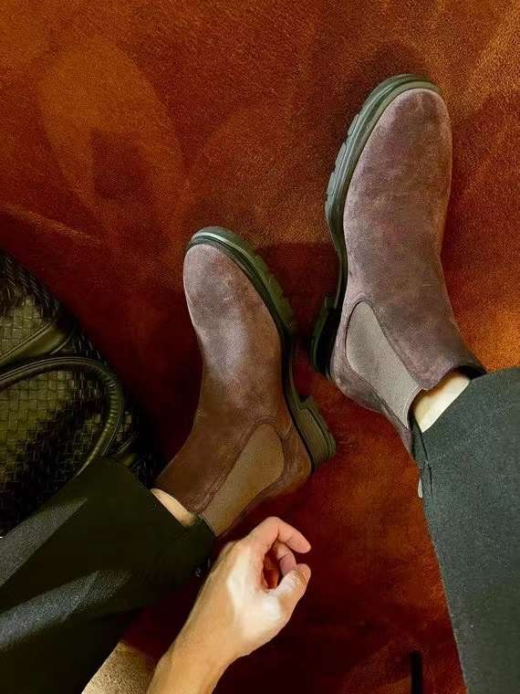 알렉산더맥퀸 2024 슬림 트레드솔 첼시 부츠