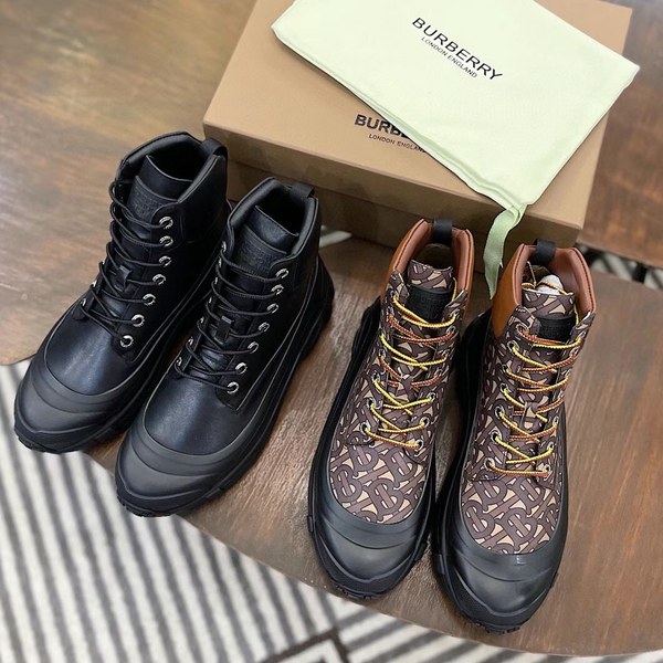 버버리 2022  컨트라스트 솔 모노그램 프린트 레더 부츠