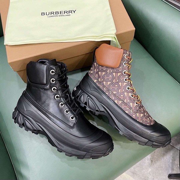 버버리 2022  컨트라스트 솔 모노그램 프린트 레더 부츠